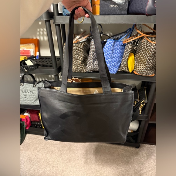 Chanel Black Lambskin Leather Women's Bag/Tote with COA. Excellent Condition! - Picture 10 of 16
